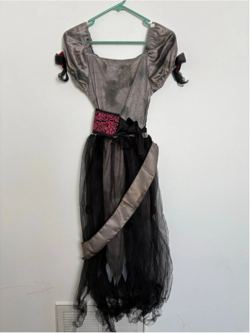 Prom Queen Halloween Costume Black/Grey Girls size XL(14-16)